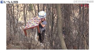 韓國外送員扛整桌美食狂奔　笑翻路人