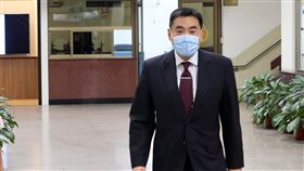 GPS跟監案更一審　林知延庭後離去新光人壽副總經理吳欣盈指控前夫、華南銀行副董事長林知延（圖）請業者裝GPS跟監，涉嫌妨害秘密案，經最高法院發回後，高院更一審21日開庭，林知延庭後並未公開表示意見，隨即離去。中央社記者蕭博文攝　109年4月21日