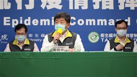 敦睦艦隊再添3確診案例　已27人染疫中央流行疫情指揮中心指揮官陳時中（中）21日下午宣布，敦睦艦隊成員新增3人感染2019冠狀病毒疾病（COVID-19，俗稱武漢肺炎），都是磐石艦的實習生和軍人，目前該群聚案已有27人感染。（中央流行疫情指揮中心提供）中央社　109年4月21日