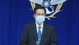 國防部長嚴德發率副部長張哲平.等人招開記者會，針對海軍鞠躬向國人致歉。（圖／記者邱榮吉攝影）