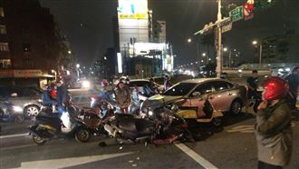 新／桃園艦大副酒駕　逆向連撞8機車