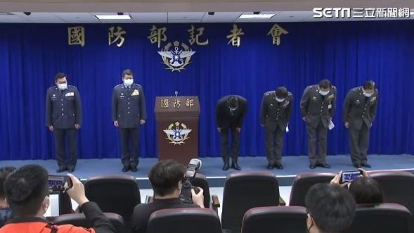 嚴德發還在鞠躬...這2人竟先抬頭