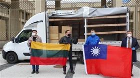 台灣援贈的10萬片醫療級口罩運抵立陶宛（圖／翻攝自Gintaras Steponavičius臉書）
