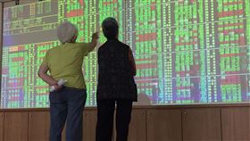 台股跌逾百點（1）美中貿易戰風波未平，美股道瓊工業指數大跌逾300點，台北股市26日開盤跳空下跌，盤中大跌逾百點。中央社記者董俊志攝　107年6月26日