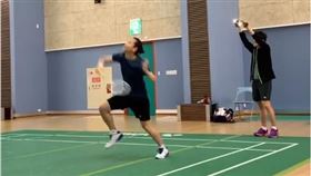 ▲戴資穎練球，教練賴建誠在後方用手電筒干擾對手（圖／翻攝自戴資穎IG）