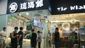 新加坡專賣飲料珍珠奶茶糕點商店暫時關閉新加坡宣布21日晚間11時59分起，暫時關閉較不重要的必要服務行業，凡專賣飲料、糕點等商店均關閉，包括珍珠奶茶，圖為盛港地區泡泡茶店湧進不少外帶人潮。中央社記者黃自強新加坡攝　109年4月21日