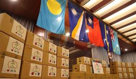 美國國務院21日表示與台灣等多個理念相近夥伴緊密協調，以提供太平洋島國防疫協助。圖為外交部15日舉行帛琉、馬紹爾、諾魯、吐瓦魯等太平洋4友邦醫療口罩捐贈儀式。