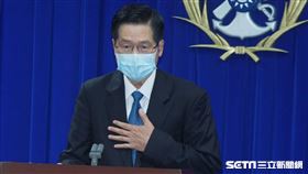 國防部長嚴德發率副部長張哲平.等人招開記者會，針對海軍鞠躬向國人致歉。（圖／記者邱榮吉攝影）