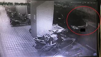 高雄馬路突「破大洞」　驚悚畫面曝光