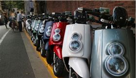 2020年以來至19日台灣整體機車掛牌數22萬2881輛，年減4.03%，其中電動機車衰退幅度15.88%，遠大於燃油車的年減2.3%。（中央社檔案照片）