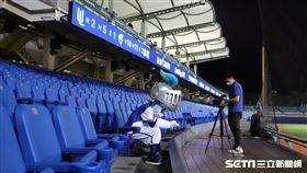 ▲富邦悍將吉祥物富藍奇打電玩。（圖／記者劉彥池攝影）