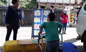 「你弱勢我養的」侏儒父女為生計擺攤　遭攤商羞辱驅趕（圖／翻攝畫面）