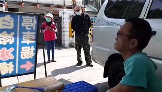 侏儒父擺攤惹眼紅　遭羞辱驅趕默落淚