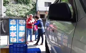 「你弱勢我養的」侏儒父女為生計擺攤　遭攤商羞辱驅趕（圖／翻攝畫面）