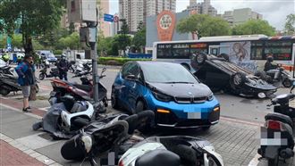 不是特技　上班時刻大翻車嚇壞路人