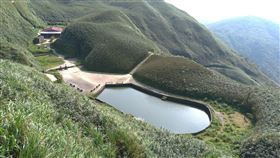 宜蘭抹茶山停車位限量開放　管控入山人潮林務局21日表示，宜蘭「抹茶山」日前湧入大量人潮，為免疫情產生破口，即日起山下停車場僅開放112個車位，警方也將取締路邊違規停車，管控入山人數。（羅東林管處提供）中央社記者沈如峰宜蘭縣傳真　109年4月21日