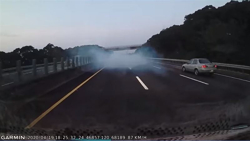 國道車穿越時空？鑽進白煙竟消失無蹤