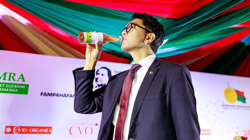 推「草藥茶」抗疫　他喝光讚：超有效