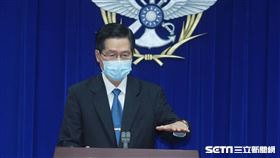 國防部長嚴德發率副部長張哲平.等人招開記者會，針對海軍鞠躬向國人致歉。（圖／記者邱榮吉攝影）