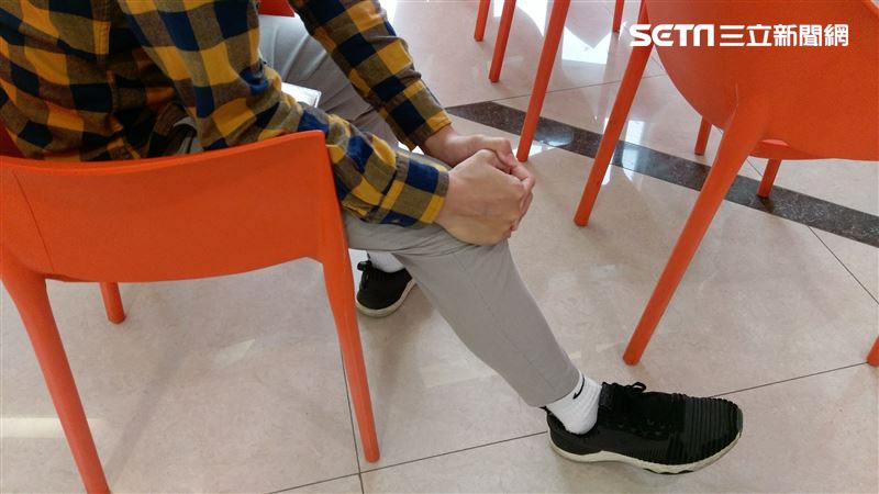 男大生海裡玩摔角　膝蓋半月板竟撕裂