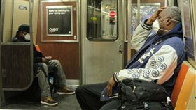 紐約通勤族配合規定  搭地鐵配戴口罩紐約州政府要求民眾在地鐵、公車等無法保持6英尺（約183公分）距離的公共場合以口罩等方式遮住口鼻。圖為紐約通勤族搭地鐵時配戴口罩。中央社記者尹俊傑紐約攝  109年4月19日