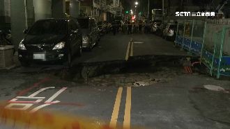 高雄馬路出現天坑　急回填市府查原因