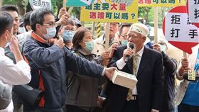 民進黨台北市黨部主委黃慶林22日下午到民進黨中央遞送陳情書。（圖／記者盧素梅攝影）