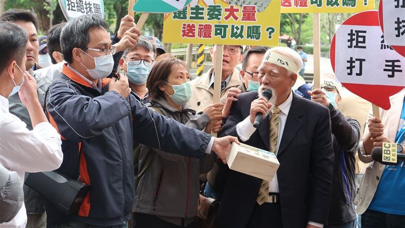 綠營北市主委選舉　兩派人馬互控送禮