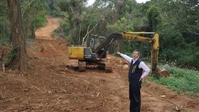 烈嶼山坡地遭濫挖　民代譴責金門縣烈嶼鄉代會主席方駿洋（圖）22日說，廠商便宜行事，在麒麟山工程告一段落時，竟未經林地所有權人同意，也未依契約施作規範，破壞樹林土石與民眾祖墳，導致原有地貌改變，嚴重影響水土保持。中央社記者黃慧敏攝　109年4月22日