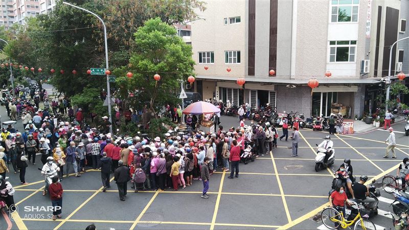 社交距離？福義軒現人潮　網憂成破口