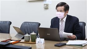 潘文忠籲考生提前練習　適應長時間戴口罩因應武漢肺炎（2019冠狀病毒疾病，COVID-19）疫情，5月將登場的四技二專統一入學測驗、國中教育會考，考生都需全程配戴口罩，教育部長潘文忠22日提醒考生，近日可開始練習戴口罩，提前適應長時間戴口罩。（教育部提供）中央社記者陳至中台北傳真　109年4月22日