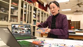 清華教授設計材料包  700學生遠距做實驗國立清華大學許多課程因疫情改為遠距教學，其中修習大一普通物理實驗課程，由物理系教授戴明鳳設計材料包，帶領700名修課學生遠距做實驗。（清華大學提供）中央社記者魯鋼駿傳真  109年4月22日