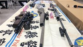 防疫兼顧治安  苗栗肅槍掃毒查獲7槍械苗栗縣警察局22日舉行破案記者會指出，防疫期間，各分局除配合醫護人員執行防疫措施，維護治安也不打烊，近期查獲7把非法槍械與毒品，更偵破網路販售口罩詐騙案。中央社記者管瑞平攝  109年4月22日