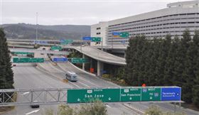 加州聖克拉拉郡21日證實，早在2月6日就有武漢肺炎首起死亡案例。圖為加州北部一處高速公路空蕩的景象，當地民眾為了自救救人、在家防疫。（中央社檔案照片）