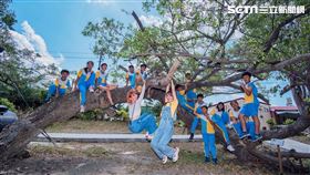 ▲李懿與巫苡萱與楓港國小的同學拍攝畢業紀念照。
▲李懿與巫苡萱與同學們合照。
▲義拍團隊拍攝畢業紀念照。