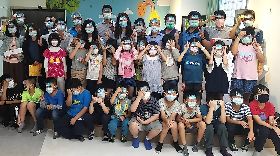 助學童防疫 藍委許淑華贈國小師生額溫