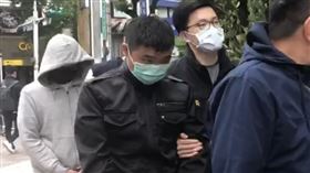 ▲銅鑼灣書店創辦人林榮基遭潑漆案，主嫌曾士峰(黑衣)趁林榮基正在喝咖啡，上前潑漆後逃離，曾士宸(灰衣)負責把風、接應，鄭啟龍(藍衣)涉嫌教唆。（圖／翻攝畫面）