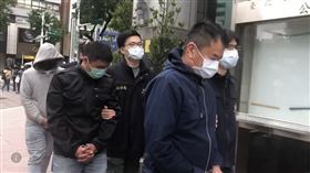 ▲銅鑼灣書店創辦人林榮基遭潑漆案，主嫌曾士峰(黑衣)趁林榮基正在喝咖啡，上前潑漆後逃離，曾士宸(灰衣)負責把風、接應，鄭啟龍(藍衣)涉嫌教唆。（圖／翻攝畫面）