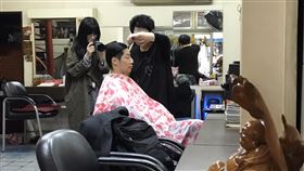 剪去一頭長髮  林昶佐捐髮助癌友無黨籍立委林昶佐22日表示，近日接觸到癌友捐髮相關議題，讓他覺得很有意義，決定剪去一頭長髮，捐給台灣癌症基金會，盼能幫助更多癌友，也邀請民眾一起響應。（讀者提供）中央社記者陳俊華傳真 109年4月22日