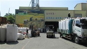 混米販售知名餐飲業者詐財　泉順高層遭起訴曾發生混米造假風波的台灣知名米廠泉順公司，近年又涉嫌將二等米攙入一等米包裝販售給餐飲業者以詐財，檢方22日偵結起訴泉順董事長李東朝、執行長蔡寵信。中央社記者管瑞平攝　109年4月22日