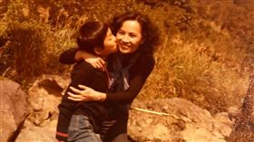 詹姆士（左）曝光小時候和媽媽的合照。（圖／詹醬提供）