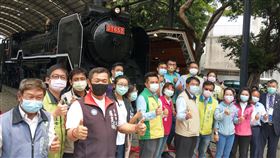 台南蒸汽機關車修復展示台南市政府修復兩部具歷史文物價值的蒸汽機關車，並安置在南區的體育公園，22日開放展示，市長黃偉哲（前右6）等人歡迎民眾前來一睹古物原貌。中央社記者楊思瑞攝  109年4月22日