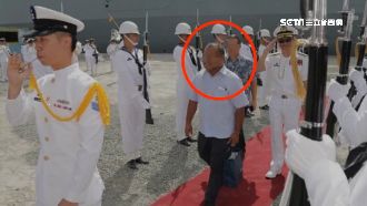 照片打臉　艦隊停帛琉、外人登船升旗