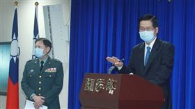 國防部長嚴德發率副部長張哲平.等人招開記者會，針對海軍鞠躬向國人致歉。（圖／記者邱榮吉攝影）