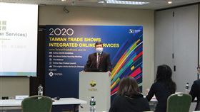 貿協攜手產業抗疫 打造展覽整合式線上服務外貿協會秘書長葉明水（圖中站立者）出席2020年台灣國際專業展整合式線上服務說明會，致詞表達貿協打造展覽整合式線上服務，攜手產業抗疫的決心。（貿協提供）中央社記者吳柏緯傳真 109年4月22日