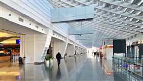 桃機入出境跌破千人　創歷史新低紀錄根據移民署資料顯示，桃園國際機場1日入出境人數為2130人，2日有2163人，3日僅剩下1423人，4日更跌破千人，只剩下961人，創下啟用41年來的歷史新低紀錄。中央社記者吳睿騏桃園機場攝　109年4月5日