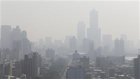 高雄空氣品質不佳（1）高雄市楠梓區15日清晨發生倉庫大火濃煙四竄異味飄散，影響周邊並擴散到市區致空氣品質不佳。圖為15日高雄天際一片灰濛濛。中央社記者董俊志攝  109年1月15日