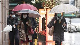 東北季風及華南雲雨區影響　台北午後下雨中央氣象局指出，6日受東北季風及華南雲雨區雙重影響，全台水氣偏多，中部以北及東北部地區上半天空檔較多，降雨以不定時飄雨為主，下半天起則出現另一波雨勢。中央社記者張新偉攝　109年4月6日