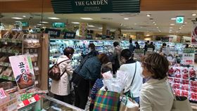超市顧客擁擠　東京都政府盼店家設限為阻止武漢肺炎疫情擴大，日本政府呼籲民眾少外出，東京多處超市卻出現人潮擁擠的情況。東京都知事小池百合子22日表示，擬要求超市設限。中央社記者楊明珠東京攝　109年4月22日