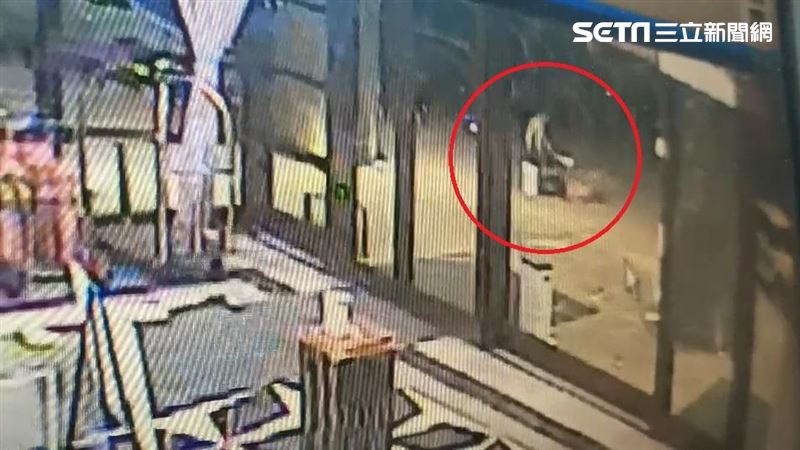 洋女丟2百元打發運將　躺地大露底褲
